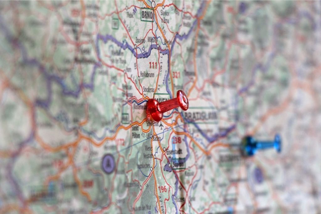 Tính năng này cho phép người dùng đánh dấu và kèm thông tin về một địa điểm trên bản đồ