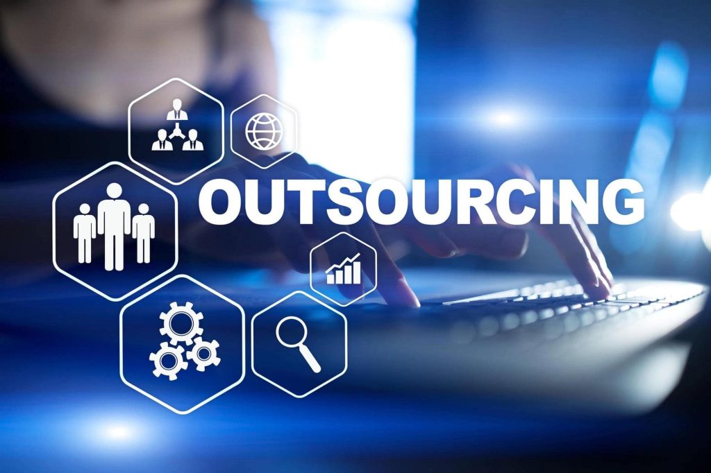 Outsource là hình thức thuê bên thứ ba làm dự án,. sản phẩm...
