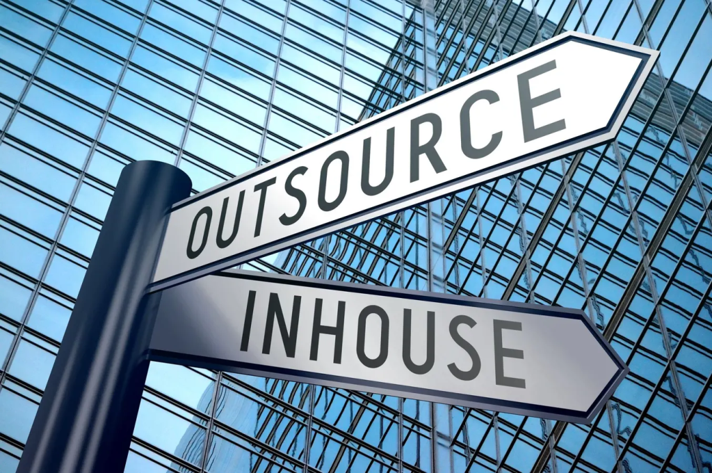 phân biệt outsourcing và insourcing